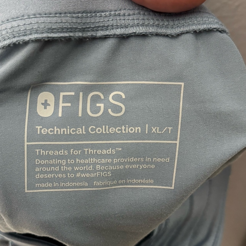 Figs Technical Collection Light Blue Scrub Top and Zamora jogger pants - Picture 3 of 3